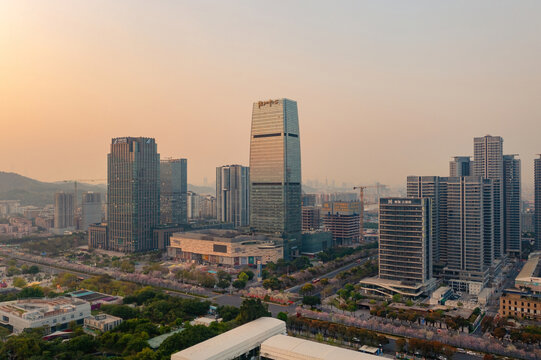 都市高楼林立的黄昏景象