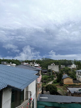 乡村雨后天空下的民居景象