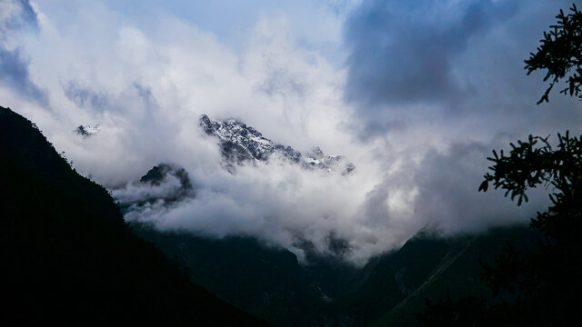 云雾中的云南玉龙雪山