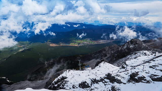 从云南玉龙雪山山顶远望山脚