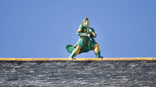 朔州崇福寺弥陀殿屋顶的琉璃武士