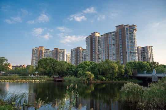 湖畔林立的现代高层住宅
