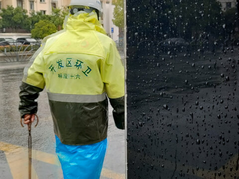 雨中的开发区环卫工