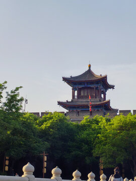 古城楼阁绿树相映成趣
