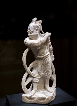 唐代戴花冠力士像