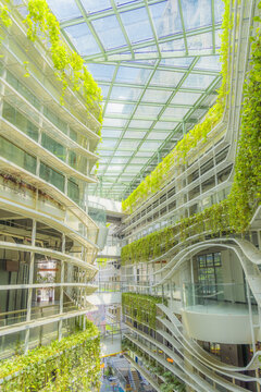 现代绿植环绕的多层建筑空间