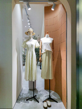 时尚女装店橱窗展示