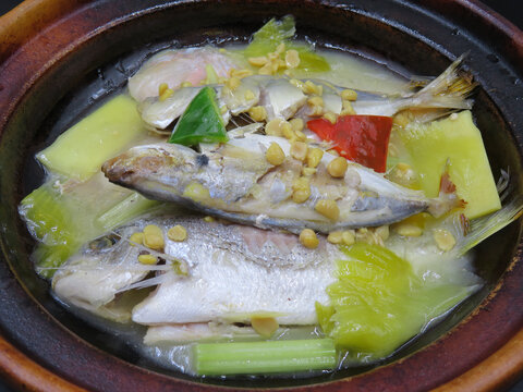 豆酱杂鱼煲