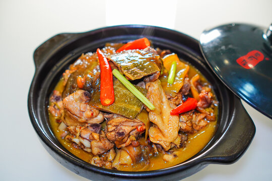 砂锅甲鱼土鸡煲