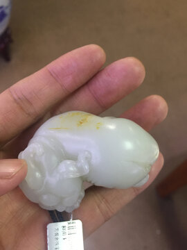 手捧白玉雕件特写