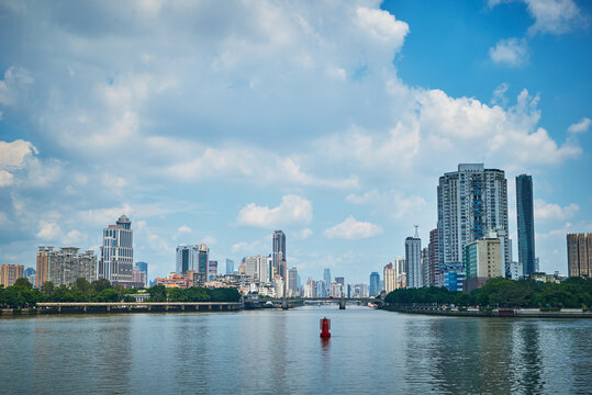 广州白鹅潭的晴天江景