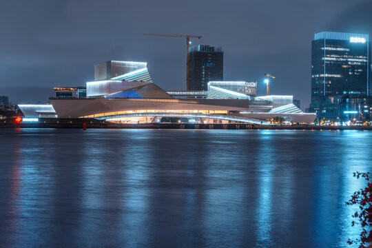 广州白鹅潭大湾区艺术中心的璀璨夜景
