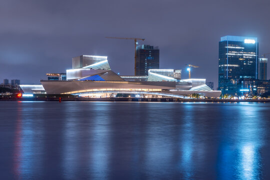 广州白鹅潭大湾区艺术中心的璀璨夜景