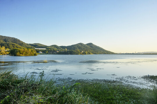 湖畔青山自然风光美景