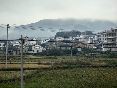 广西高速雾中乡村田野景致
