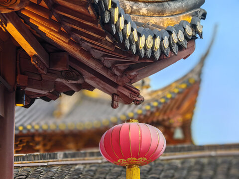 古建屋檐下的红灯笼