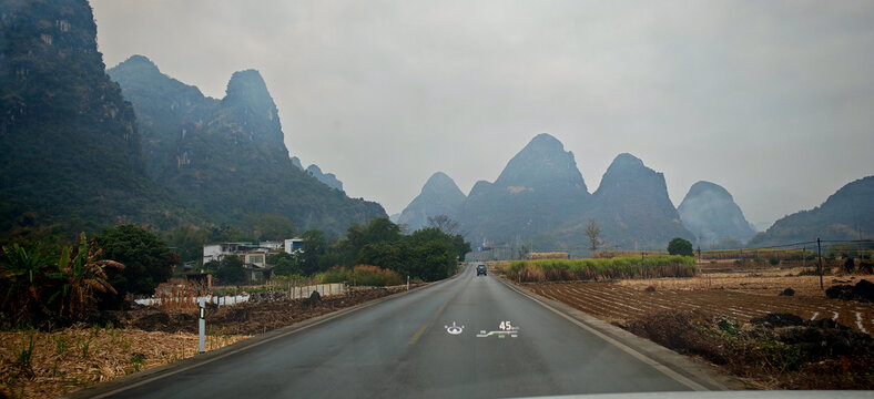 广西明仕田园山间公路与秀丽峰林景致