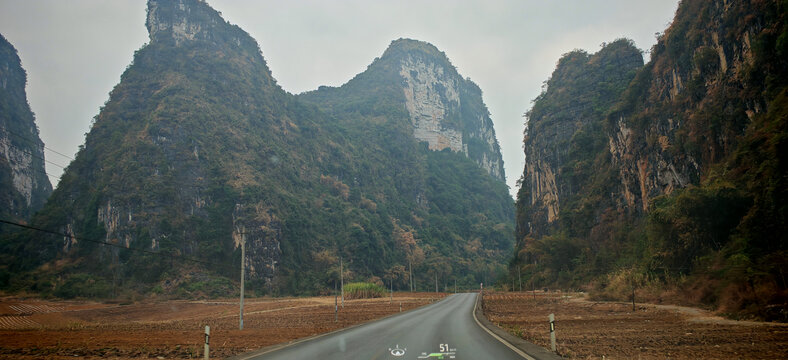 广西山间公路的自然景致