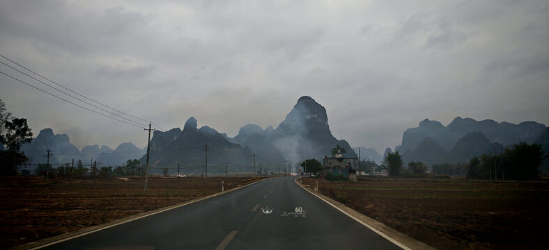 广西山间公路与朦胧远山景色