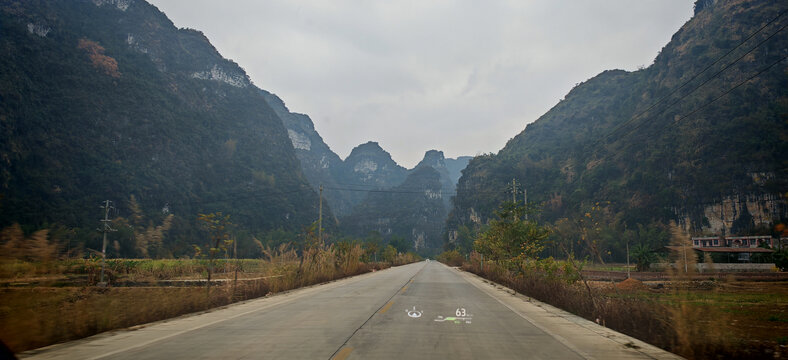广西十万大山山间公路的静谧风光