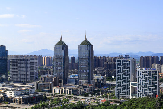 桂林市临桂区现代都市高楼与远山景观