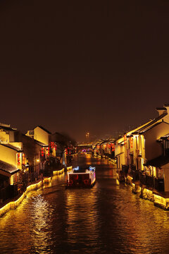 水乡夜色中的悠悠小船