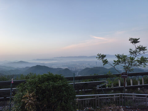 山间远眺城市晨景
