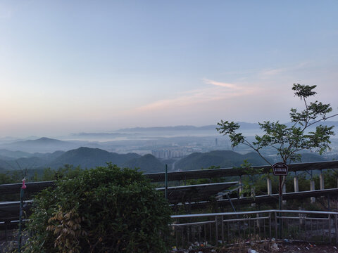 山间晨曦下的城市远景