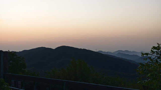 日暮下的连绵山峦景色