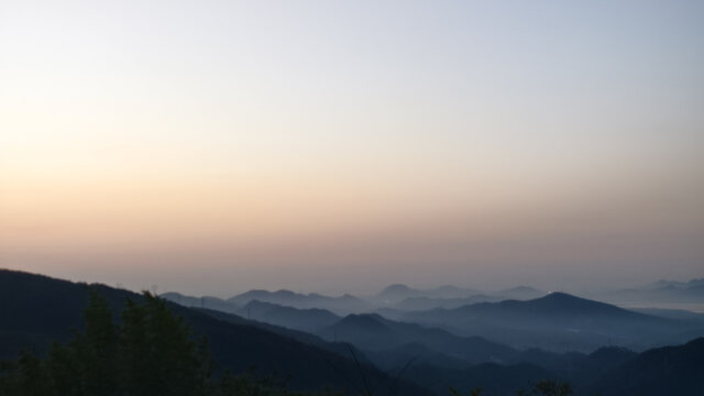 暮霭中的层峦叠嶂