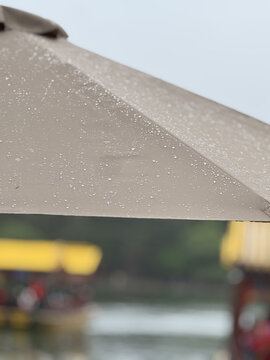 雨珠点缀下的户外遮阳伞