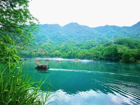 青山绿水间的游船美景