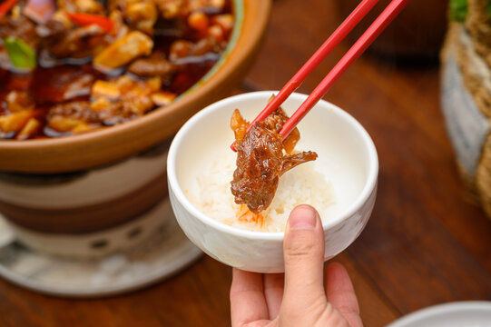 牛肉钵吃饭场景