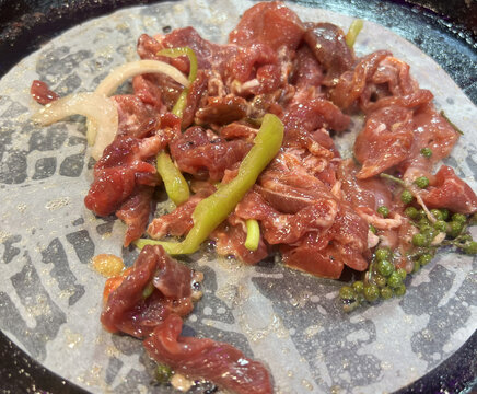 铁板上的鲜嫩牛肉食材烤肉