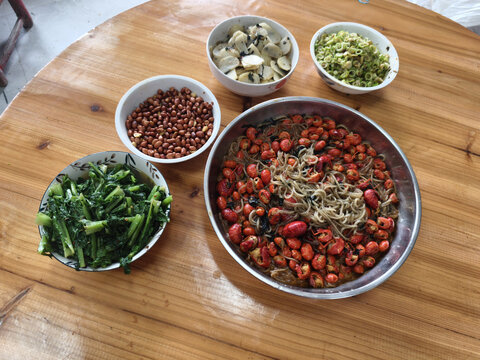 多样食材摆放在木桌上