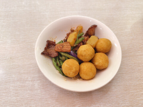 美味丸子与蔬菜搭配佳肴
