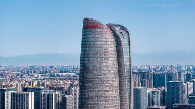 成都地标建筑金融城双子塔航拍特写