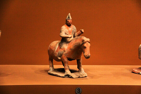 古代骑马陶俑文物展示