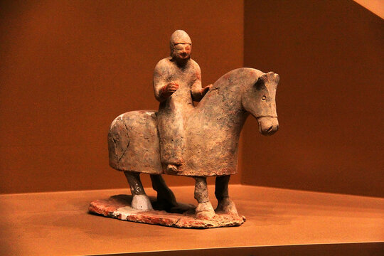 古代骑马陶俑文物展示