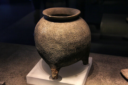 三足古陶罐文物展示