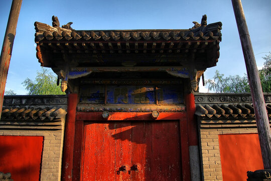 中式传统朱门古建筑一角