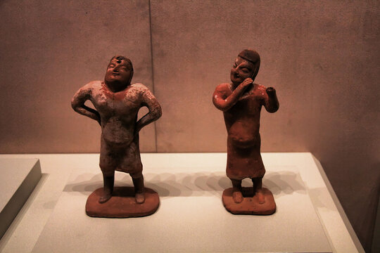 古代陶俑展示独特姿态
