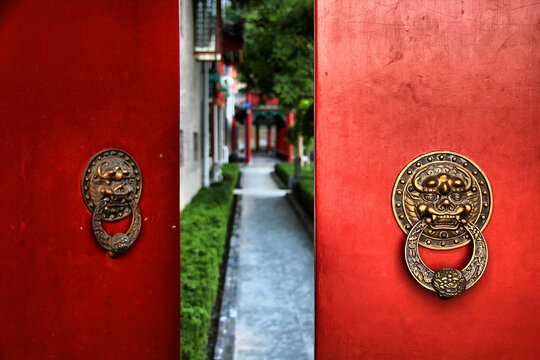 中式红门与古朴门环景致