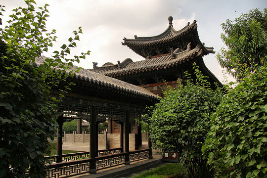 中式古建与繁茂绿植景致