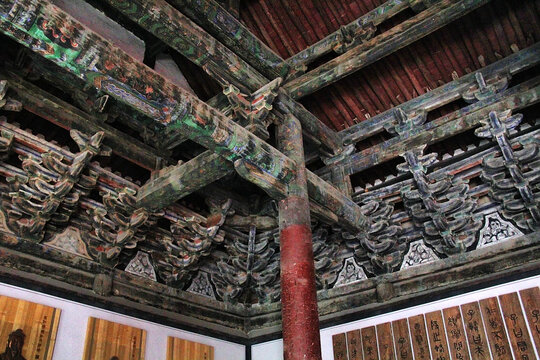 古建筑精美木雕梁枋细节