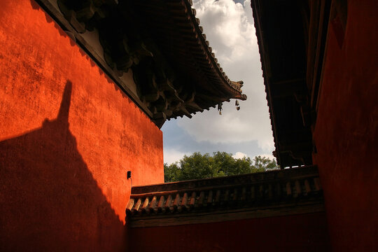 红墙古建下的光影景致
