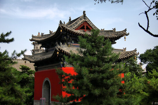 中式红墙古建与绿树相映