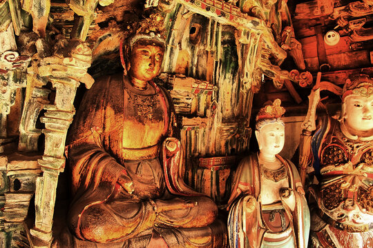 悬空寺精美古老的佛像雕塑群