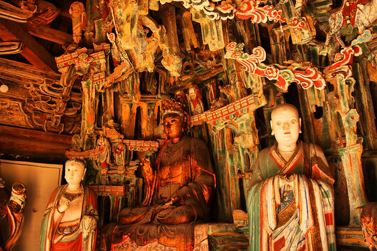 古寺精美佛像与彩绘装饰
