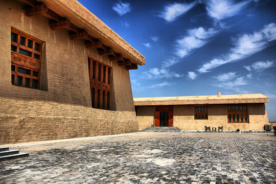 古朴黄土建筑与开阔庭院